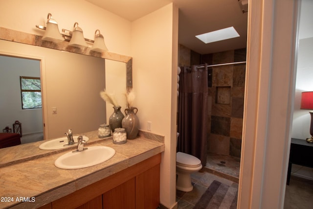 5120 N Juniper Loop, Pine, AZ 85544 - full bath featuring vanity, toilet, a skylight, and tiled shower