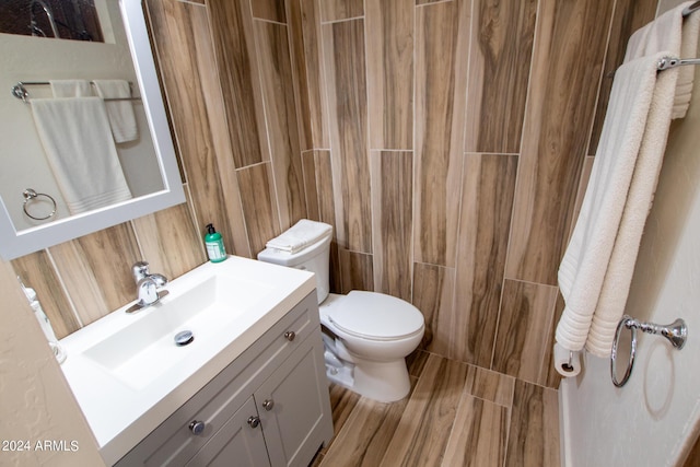 5120 N Juniper Loop, Pine, AZ 85544 - half bath featuring tile walls, toilet, and vanity