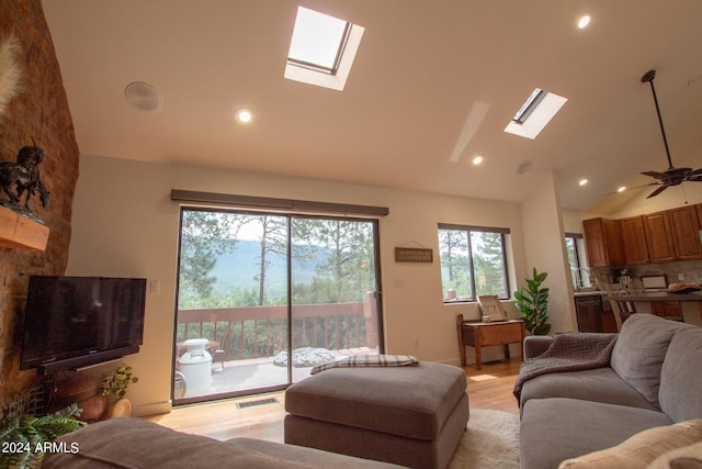 5120 N Juniper Loop, Pine, AZ 85544 - living room featuring a ceiling fan, recessed lighting, light wood finished floors, visible vents, and vaulted ceiling with skylight