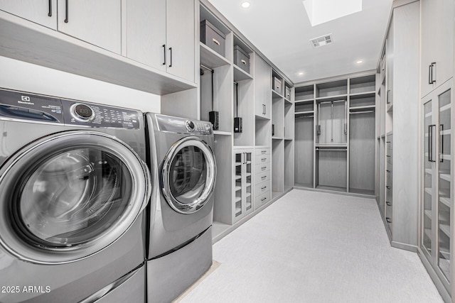 laundry room with cabinets and independent washer and dryer