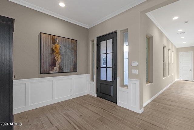 foyer featuring light wood-style floors, recessed lighting, visible vents, and ornamental molding