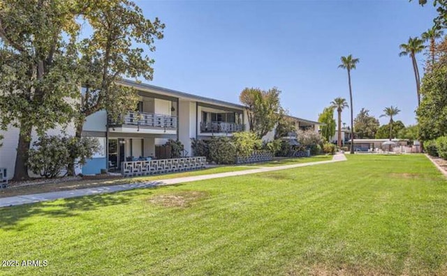 view of front facade featuring a front lawn