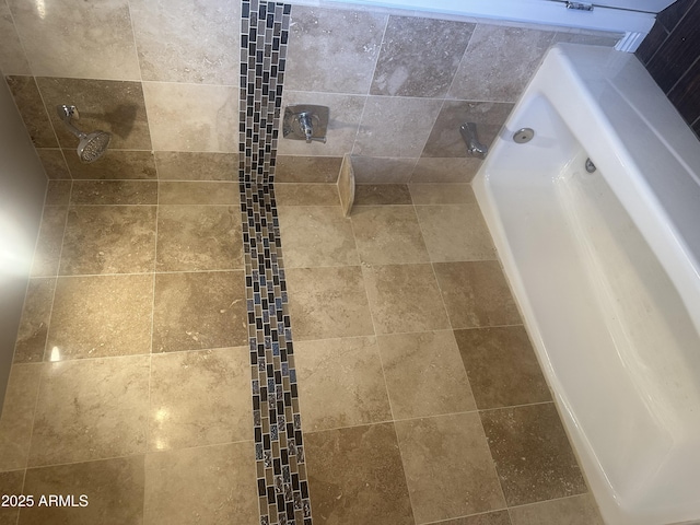 bathroom featuring a tile shower