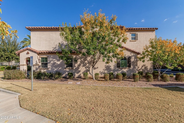 view of front of house featuring a front yard