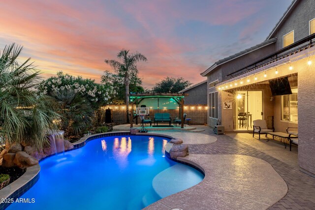 6971 W El Cortez Pl, Peoria, AZ 85383 - pool at dusk with an outdoor living space, a patio, and a fenced backyard