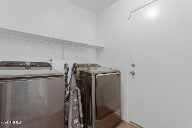 washroom featuring light wood-type flooring and independent washer and dryer