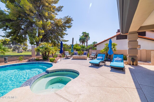 view of pool with an in ground hot tub and a patio