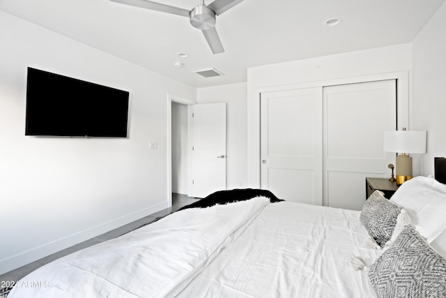 bedroom featuring visible vents, baseboards, a closet, and ceiling fan