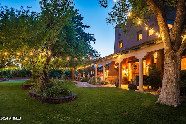 view of yard at dusk