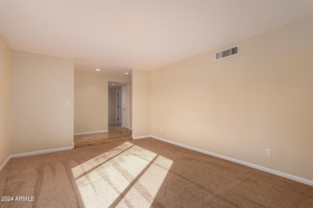 carpeted spare room with baseboards, visible vents, and recessed lighting