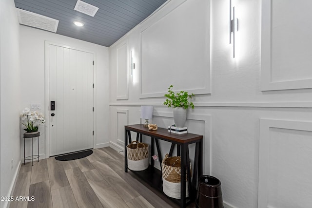 1501 E Rakestraw Ln, Gilbert, AZ 85298 - entryway featuring wood finished floors, baseboards, and recessed lighting
