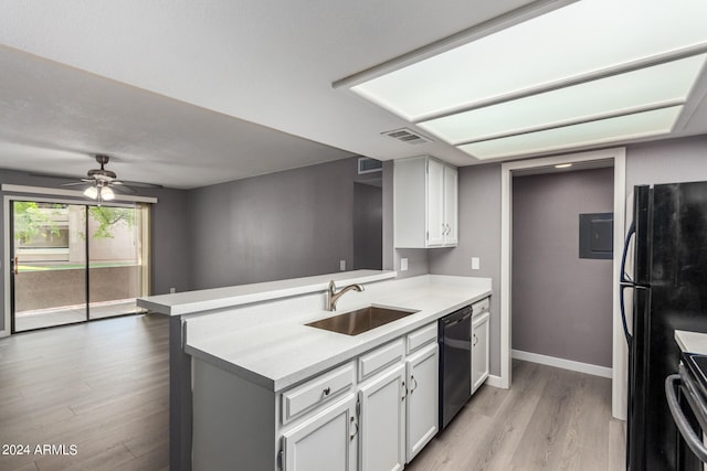 kitchen with black appliances, light hardwood / wood-style floors, kitchen peninsula, sink, and ceiling fan