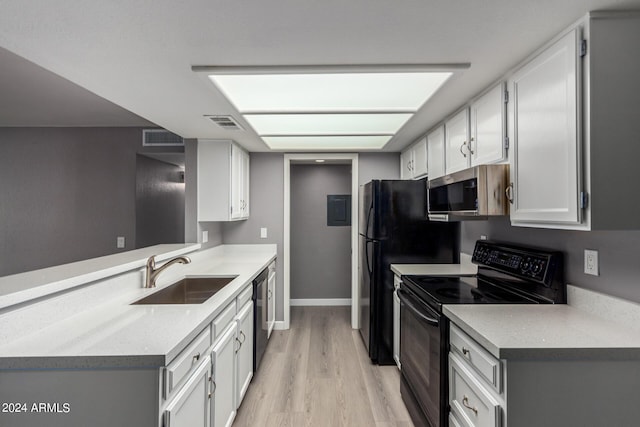 kitchen featuring a sink, visible vents, appliances with stainless steel finishes, and light wood-style flooring