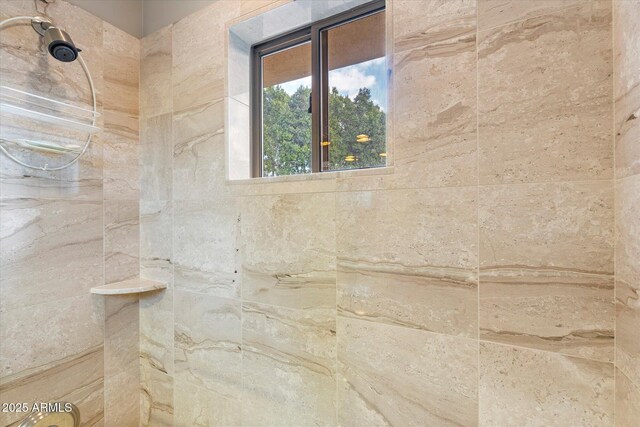 6621 N Arizona Biltmore Cir, Phoenix, AZ 85016 - full bathroom with a tile shower