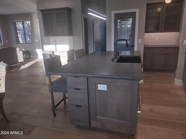 801 W Country Ln, Payson, AZ 85541 - kitchen with a breakfast bar area, baseboards, tasteful backsplash, and dark wood-type flooring