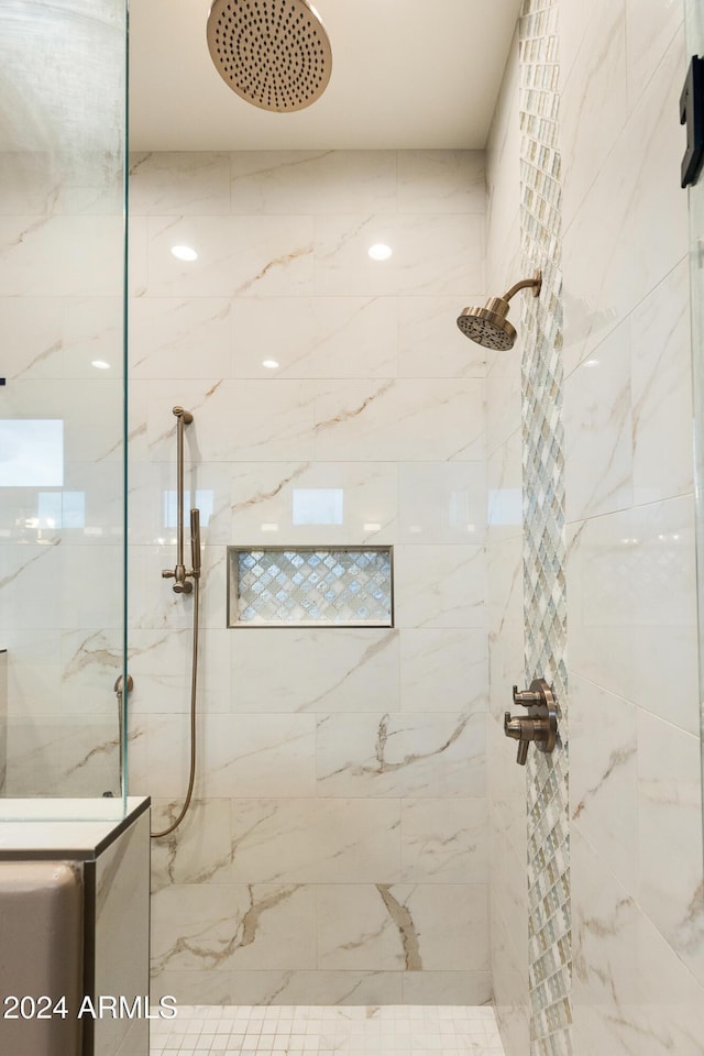 bathroom featuring tiled shower