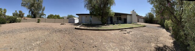 view of yard featuring a shed