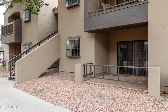 property entrance featuring a balcony