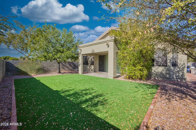 view of yard featuring a patio