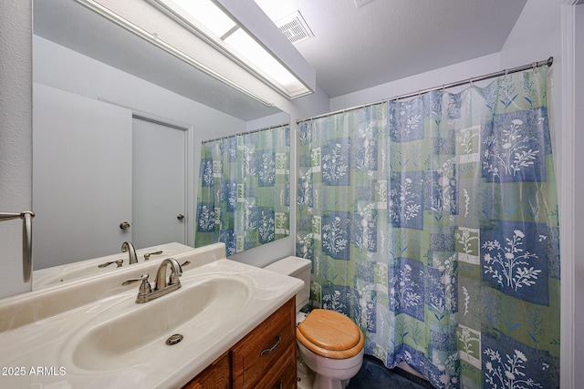 812 E Piute Ave, Phoenix, AZ 85024 - full bath featuring toilet, vanity, and a shower with curtain