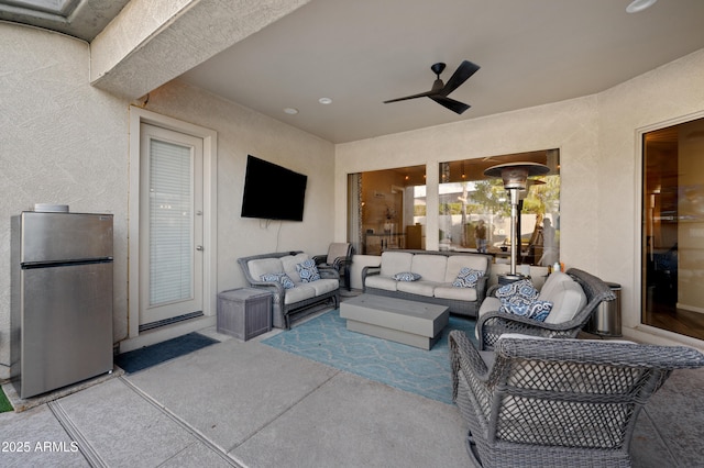 view of patio featuring an outdoor hangout area and a ceiling fan