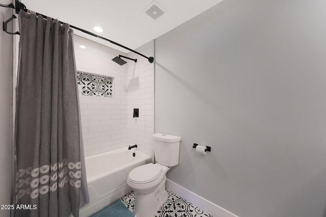 full bath featuring visible vents, baseboards, toilet, shower / bath combo, and recessed lighting