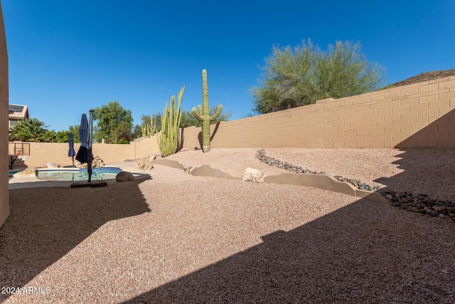 view of yard with a fenced in pool