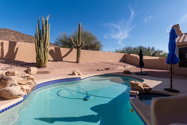 view of swimming pool