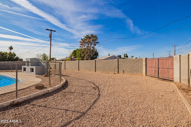 view of yard featuring a fenced in pool