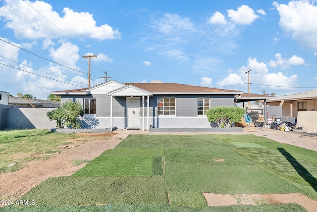 view of front of property featuring a carport and a front yard