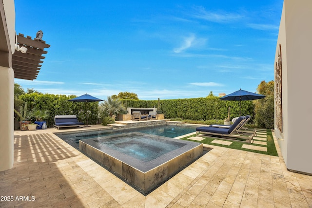 3109 E Sierra Madre Way, Phoenix, AZ 85016 - view of pool featuring an in-ground hot tub and a patio