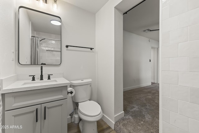 full bath featuring visible vents, baseboards, toilet, a shower with curtain, and vanity