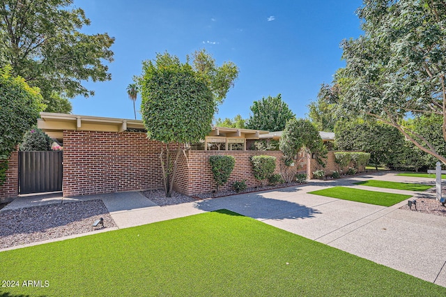 view of front of property featuring a front lawn