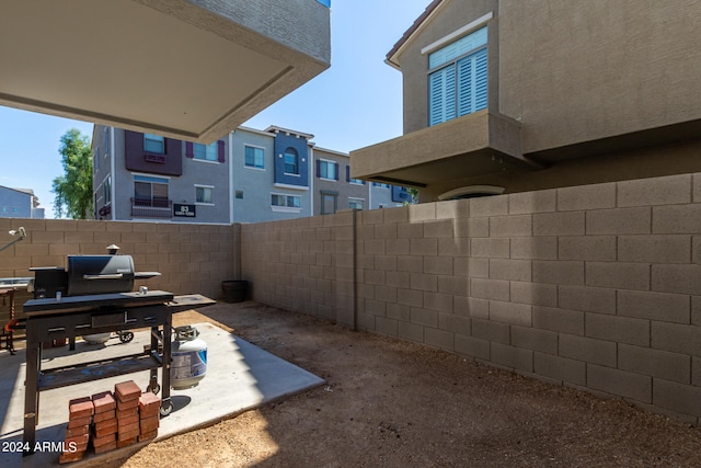 view of yard featuring a patio area