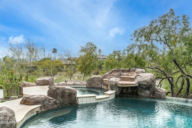 6556 N Arizona Biltmore Cir, Phoenix, AZ 85016 - pool with an in ground hot tub