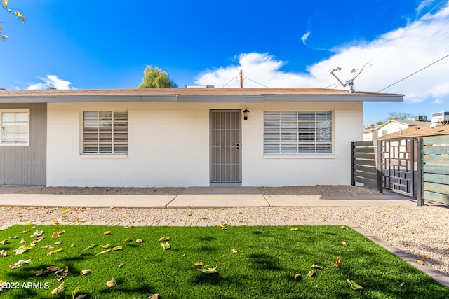 ranch-style home with a front yard