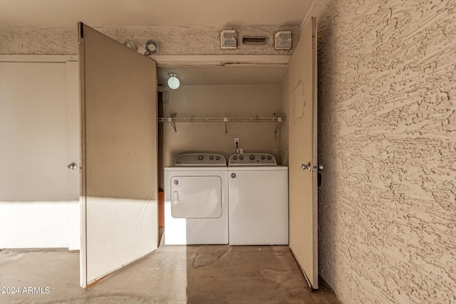 washroom with washing machine and dryer