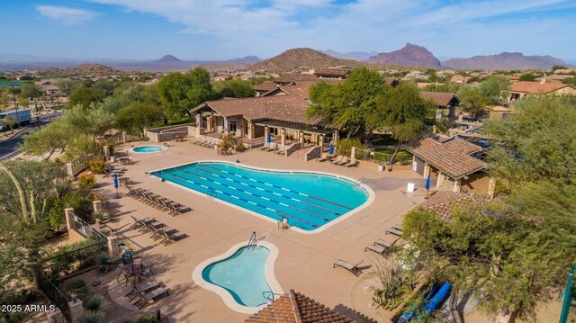 7445 E Eagle Crest Dr Unit 1015, Mesa, AZ 85207 - community pool with a pergola, a community hot tub, a patio area, a mountain view, and fence