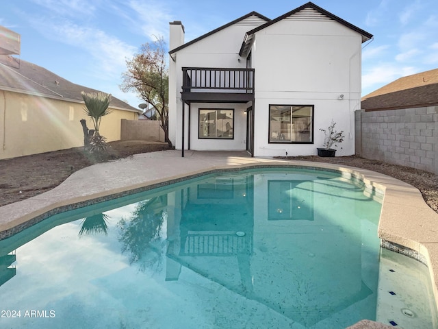 view of swimming pool