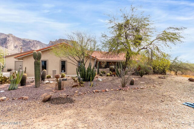 view of front facade featuring a mountain view