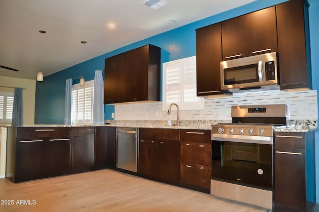 728 S Meadowood Ln, Sierra Vista, AZ 85635 - kitchen with stainless steel appliances, healthy amount of natural light, tasteful backsplash, and a peninsula