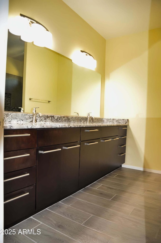 728 S Meadowood Ln, Sierra Vista, AZ 85635 - full bath featuring double vanity and baseboards
