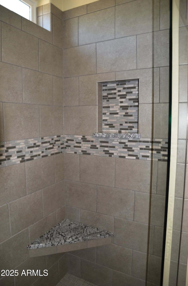 728 S Meadowood Ln, Sierra Vista, AZ 85635 - bathroom with a tile shower