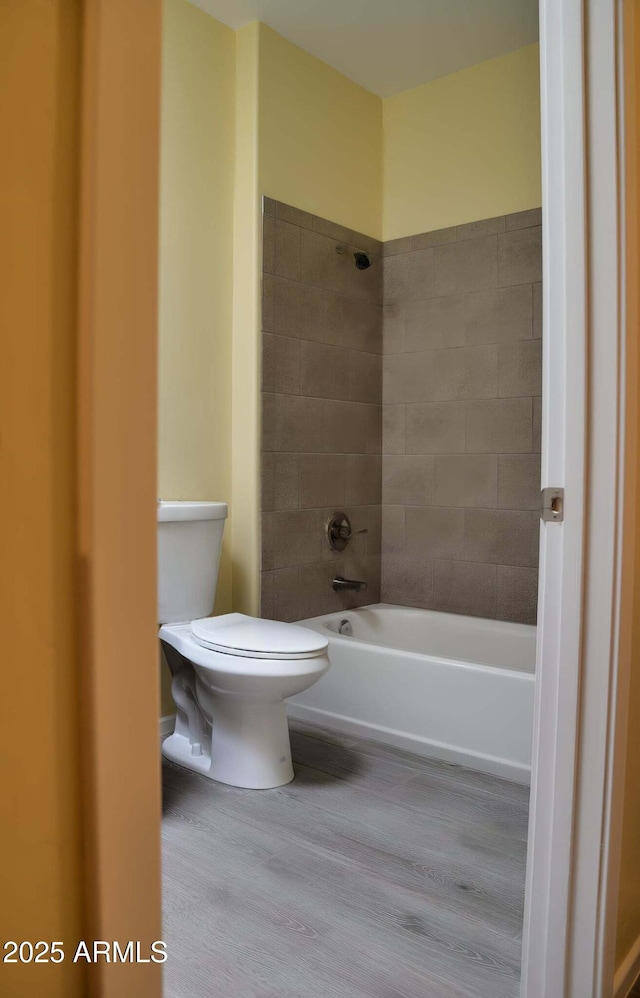728 S Meadowood Ln, Sierra Vista, AZ 85635 - bathroom featuring toilet, wood finished floors, and tub / shower combination