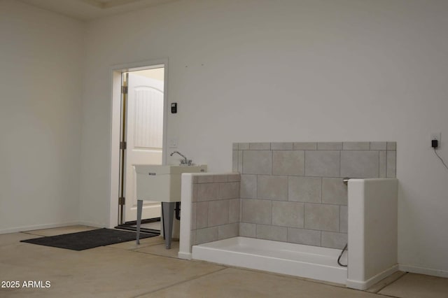 728 S Meadowood Ln, Sierra Vista, AZ 85635 - full bathroom featuring a bathtub and baseboards