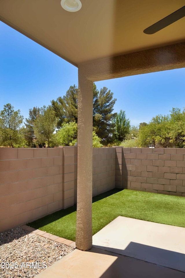 728 S Meadowood Ln, Sierra Vista, AZ 85635 - fenced backyard featuring a patio