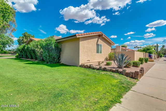 view of side of property featuring a yard