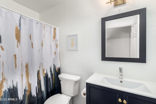 bathroom with a shower with shower curtain, vanity, and toilet