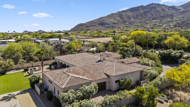 drone / aerial view featuring a mountain view
