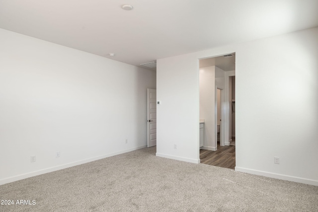 unfurnished room featuring carpet floors